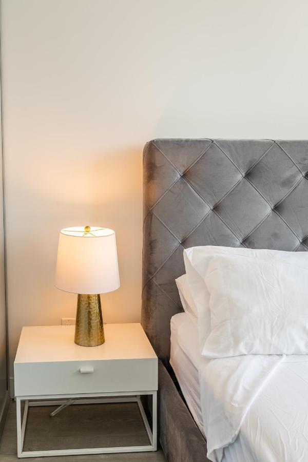 تورونتو Luxury 2 Bedroom In The Heart Of Entertainment District W/ Cn Tower View المظهر الخارجي الصورة