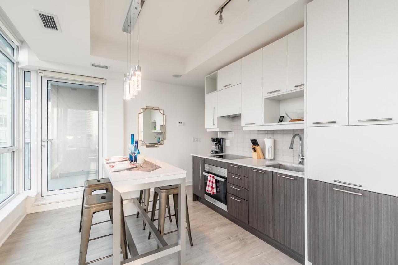 تورونتو Luxury 2 Bedroom In The Heart Of Entertainment District W/ Cn Tower View المظهر الخارجي الصورة