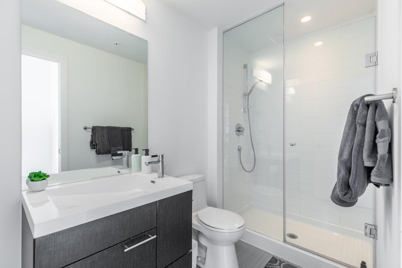 تورونتو Luxury 2 Bedroom In The Heart Of Entertainment District W/ Cn Tower View المظهر الخارجي الصورة