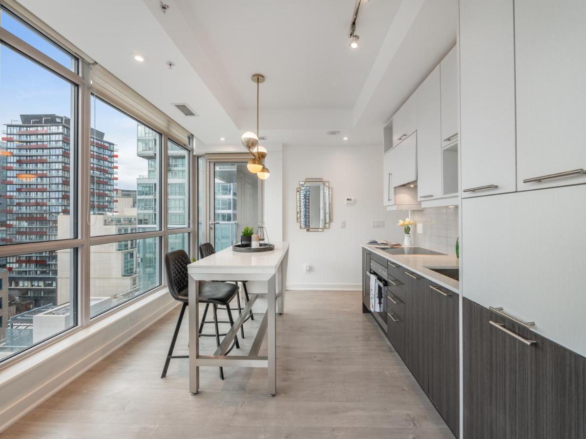 تورونتو Luxury 2 Bedroom In The Heart Of Entertainment District W/ Cn Tower View المظهر الخارجي الصورة